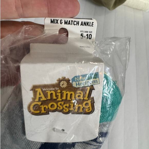 BIOWORLD Animal Crossing 5 Pair Ankle Socks NWT Women's Shoe Size 5 - 10 - Picture 2 of 4